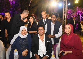 محمد منير يشهد على عقد قران ابنة شقيقته