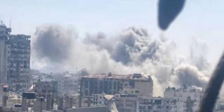 تواصل تدمير أبراج غزة.. حماس تتهم إسرائيل بـ “التهجير القسري”