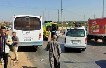 إصابة 8 أشخاص إثر حادث تصادم سيارة ميكروباص بأخرى نقل بالقليوبية