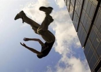 سقوط شخص من الطابق العاشر في فيصل