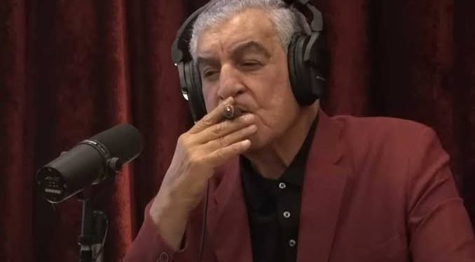 زاهي حواس: اضطريت أشرب سيجارة خلال حواري مع روجان عشان كان بيدخن قدامي