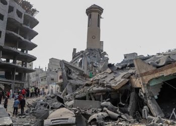 إسرائيل تحرم الناس من العبادة وتدمر المساجد والكنائس