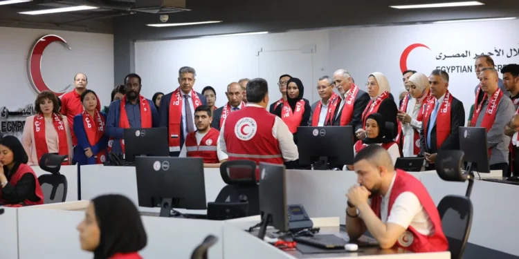 الهلال الأحمر المصري يقود أضخم عملية إغاثة إنسانية لدعم غزة بالتنسيق مع 59 دولة