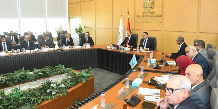 شراكة إستراتيجية بين "الإسكان" و"مستقبل مصر" لتعزيز إدارة وتشغيل المرافق في المدن الجديدة