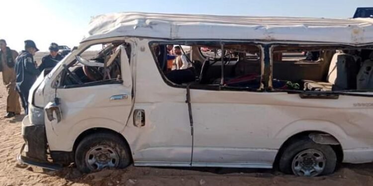 إصابة 5 في انقلاب ميكروباص على طريق أسيوط الصحراوي بالفيوم