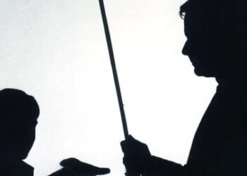 التعليم تُعلن إحالة فورية للمعلم حال ضبط أدوات عقاب بدني بالمدرسة