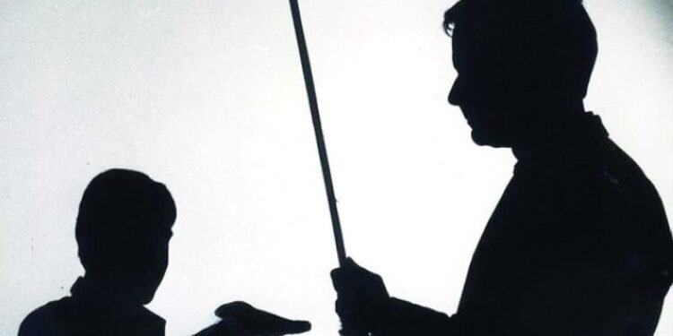 التعليم تُعلن إحالة فورية للمعلم حال ضبط أدوات عقاب بدني بالمدرسة