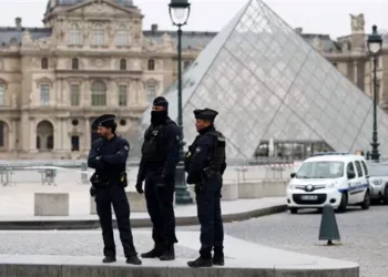 بعد تعرضه للسرقة.. متحف اللوفر ينقل كنوزه إلى بنك فرنسا تحت حراسة مشددة