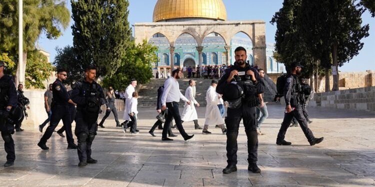 مستعمرون يقتحمون المسجد الأقصى بحماية من قوات الاحتلال