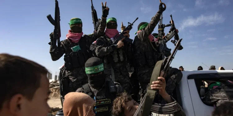 حماس: لا نسعى لحكم غزة وسنواصل إدارة القطاع مؤقتًا لتجنب الفراغ الإداري