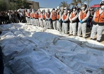 مأساة بلا نهاية.. دفن 54 شهيدًا مجهولي الهوية في غزة وسط دموع الأهالي