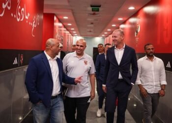 توروب يتابع لاعبي الأهلي في مباراة غينيا بيساو من المدرجات