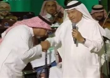 هاني فرحات يرد على انتقادات تقبيله يد محمد عبده