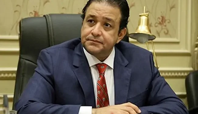 علاء عابد يرد على شائعات هروبه: “لن أعيش بعيدًا عن مصر”