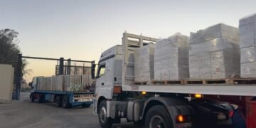 الهلال الأحمر المصري يطلق القافلة الـ54 «زاد العزة» إلى غزة محمّلة بـ9 آلاف طن من المساعدات الإنسانية