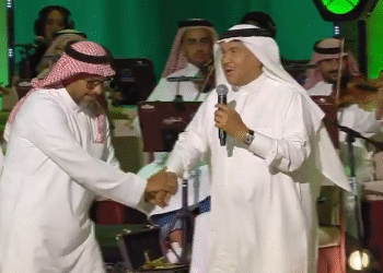 جدل واسع بعد تقبيل هاني فرحات يد محمد عبده في موسم الرياض.. احترام أم إهانة؟