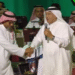 جدل واسع بعد تقبيل هاني فرحات يد محمد عبده في موسم الرياض.. احترام أم إهانة؟