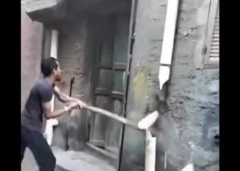 باستخدام عصا.. الأمن يفحص فيديو اعتداء شاب على أسرة داخل منزلها في دمياط