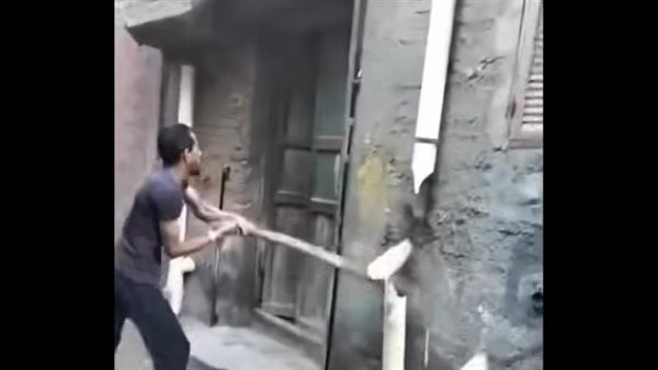 باستخدام عصا.. الأمن يفحص فيديو اعتداء شاب على أسرة داخل منزلها في دمياط