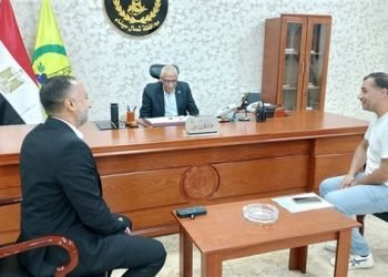 محافظ شمال سيناء يلتقي الصغير حسن المغربي.. لحل أزمته الصحية