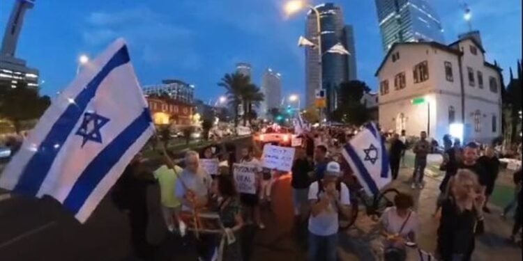 عائلات المحتجزين تدعو لاعتصام حاشد في تل أبيب بالمطالبة بوقف الحرب وإعادة الأسرى