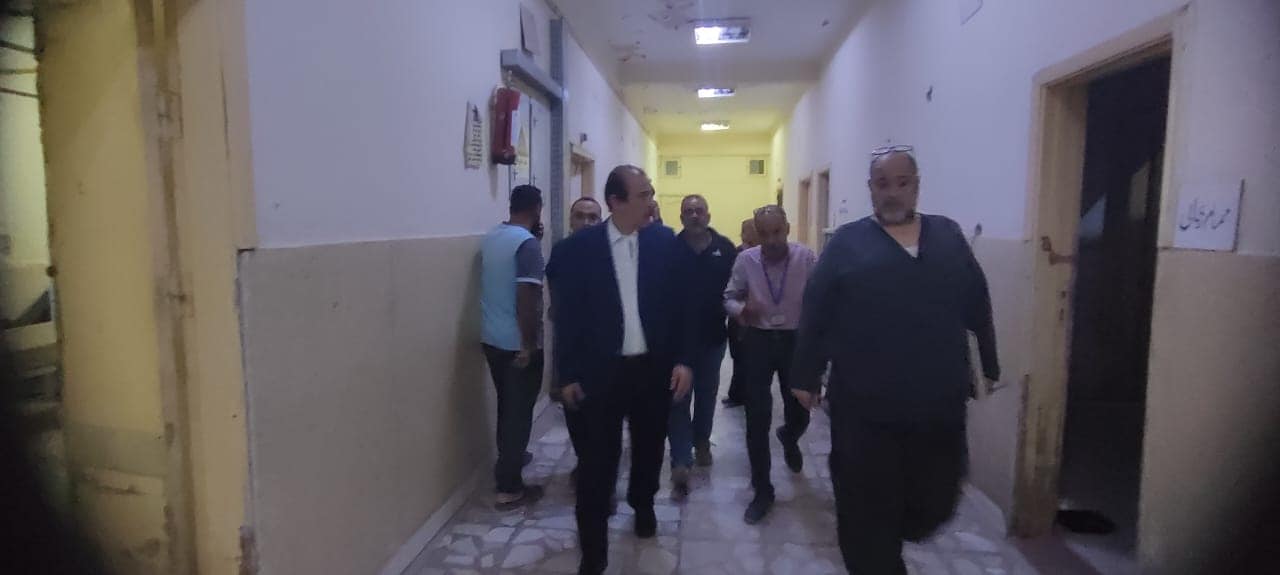 جولة ليلية مفاجئة لنائب وزير الصحة تكشف تقصيرًا وإهمالًا بعدد من مستشفيات حلوان
