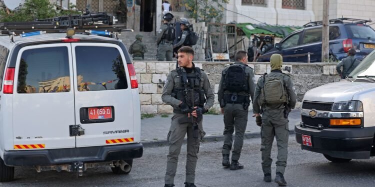 شرطي إسرائيلي يشعل النار في نفسه بالقدس محتلة