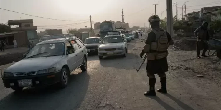 مقتل 7 جنود باكستانيين في هجوم انتحاري وغارات جوية تهز العاصمة الأفغانية كابل