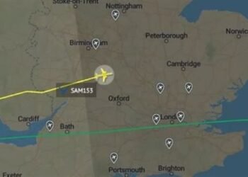 هبوط اضطراري لطائرة وزير الدفاع الأمريكي في لندن بسبب تصدع بالزجاج الأمامي