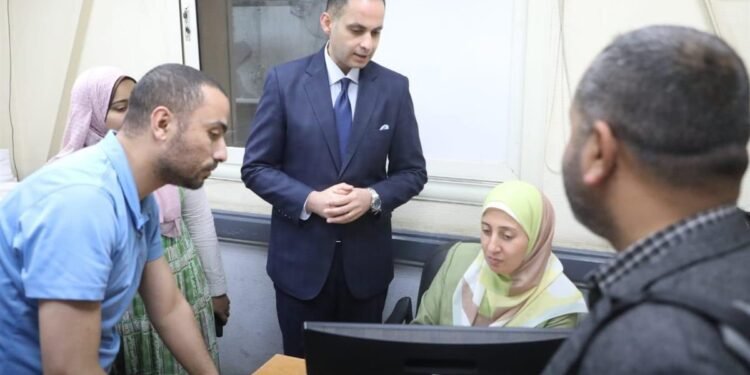 نائب وزير الصحة يحيل عاملة بمستشفى المنيرة العام للتحقيق
