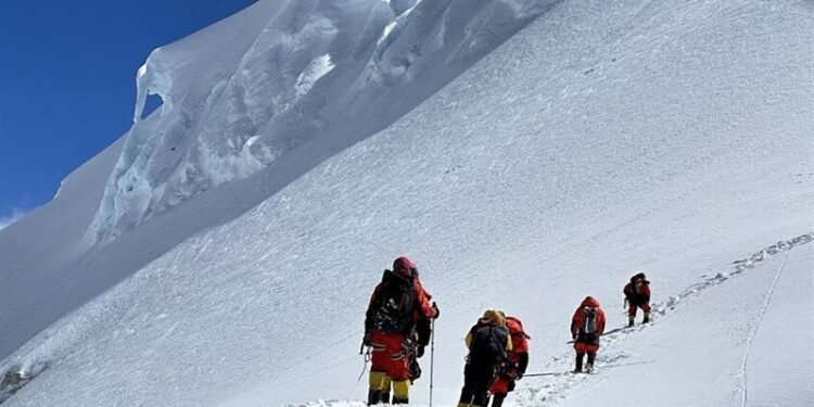 إنقاذ مئات السياح بعد عاصفة ثلجية عنيفة على جبل إيفرست