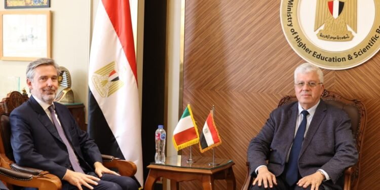 وزير التعليم العالي يبحث مع السفير الإيطالي تعزيز التعاون الأكاديمي والبحثي بين مصر وإيطاليا