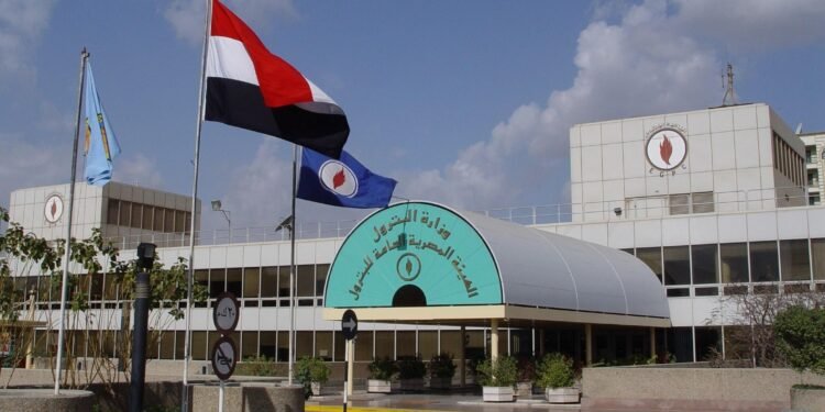 تحريك أسعار المنتجات البترولية مع تثبيت الأسعار لعام كامل كحد أدنى