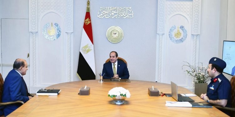 السيسي يشدد على جذب الاستثمارات وتعزيز الاكتفاء الذاتي خلال اجتماع مع جهاز “مستقبل مصر”