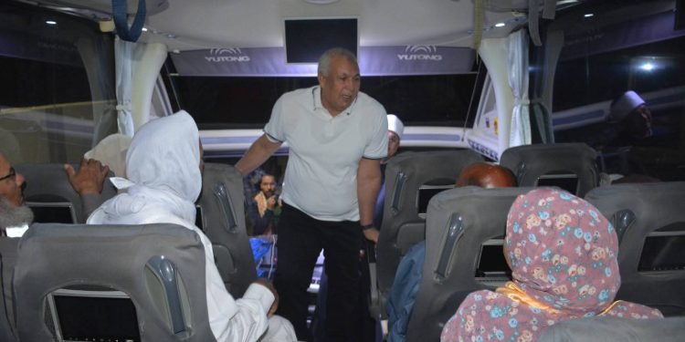 محافظ الوادي الجديد يودّع الفوج الأول من الفائزين برحلات العمرة