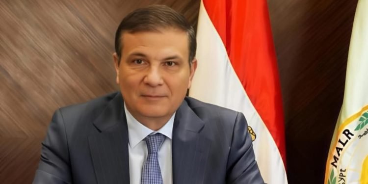 وزير الزراعة يحذر من التلاعب في الأسمدة ويؤكد على إيقاف الصرف للمتعدين على الأراضي الزراعية