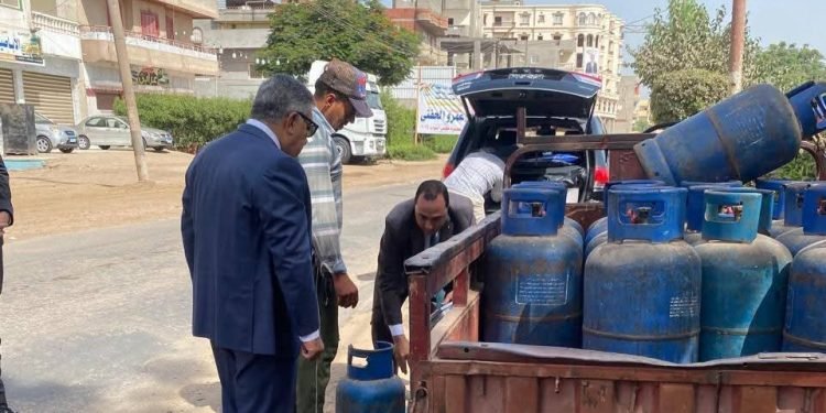 محافظ الدقهلية يوقف أحد بائعي أسطوانات الغاز بمنية النصر في جولة مفاجئة