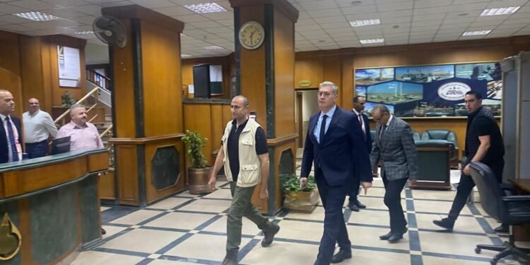 وزير البترول يزور شركة بدرالدين مفاجئًا ويعقد اجتماعًا عاجلًا لمتابعة خطط الإنتاج والسلامة
