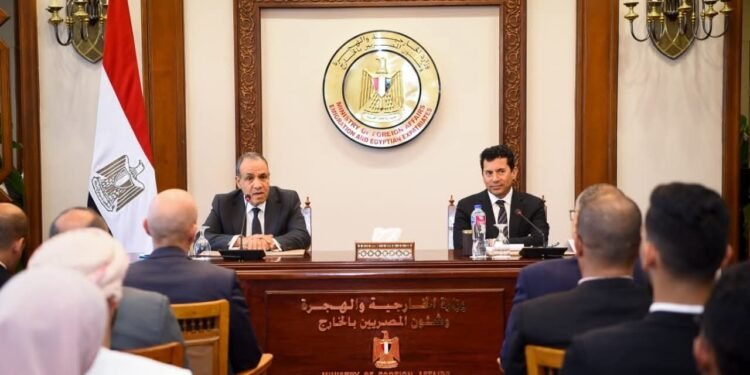 وزير الخارجية يلتقي وفد نموذج محاكاة برلمان الشباب العربي