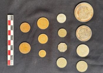 اكتشاف كبسولة رصاصية نادرة تحتوي على مجموعة عملات تاريخية في حي وسط الإسكندرية