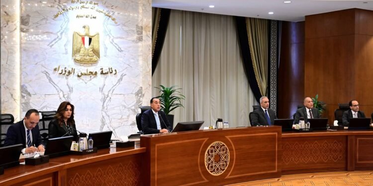 رئيس الوزراء يضع خطة عاجلة للسيطرة على الأسعار ومنع الممارسات الاحتكارية بالأسواق