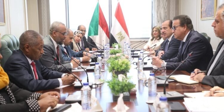 وزير الصحة يعلن دعم السودان بـ200 ألف علبة ألبان و200 أسطوانة أوكسجين