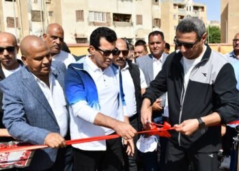 وزير الشباب والرياضة ومحافظ السويس يفتتحان ملعبًا خماسيًا بمركز شباب التوفيق