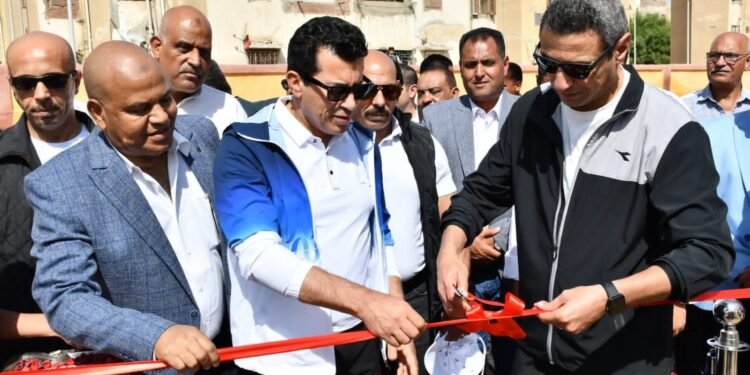 وزير الشباب والرياضة ومحافظ السويس يفتتحان ملعبًا خماسيًا بمركز شباب التوفيق