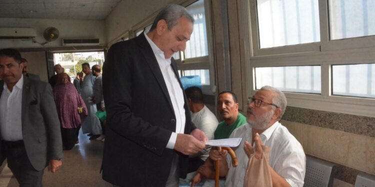 محافظ الغربية يستقبل شكاوى المواطنين بنفسه على شباك المركز التكنولوجي.. ويوجّه بسرعة حل مطالبهم