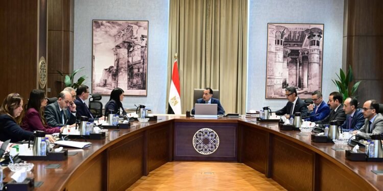 رئيس الوزراء يتابع خطة تأمين السلع الاستراتيجية وضبط الأسواق