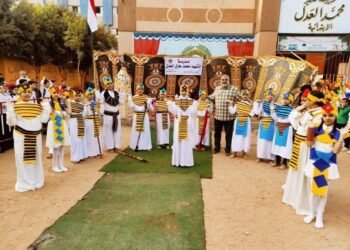 طلاب الغربية يزينون مدارسهم بالزي الفرعوني.. والمحافظ يشيد بإبداعهم في الترويج لافتتاح المتحف المصري الكبير