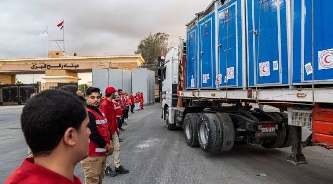 الهلال الأحمر المصري يطلق قافلة “زاد العزة” رقم 58 إلى غزة