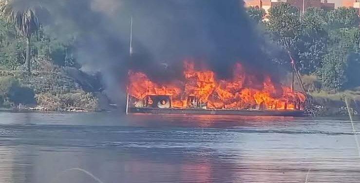 السيطرة على حريق بسفينة سياحية في نهر النيل بالأقصر