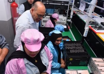 مخالفات بالجملة.. وزير العمل يقود جولة تفتيشية على مناطق صناعية بالسويس